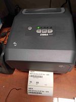 etikety_vylezaji_ze_stolni_tiskarny_Zebra